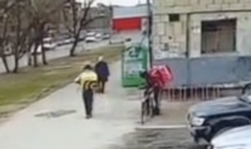 Курьер «Яндекса» украл велосипед доставщика «Самоката» в Волгограде 