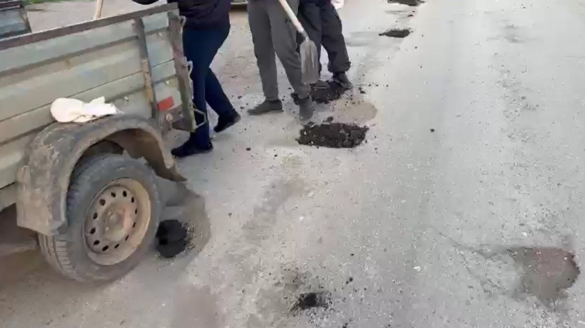В волгоградском райцентре жители за свой счет начали ремонт убитых дорог
