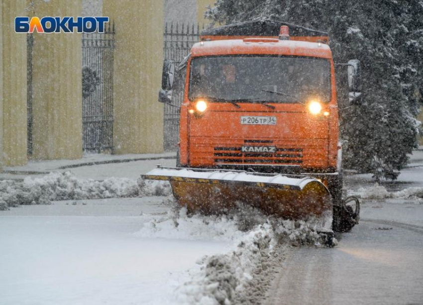 Водитель снегоуборочной машины наехал на женщину в центре Волгограда