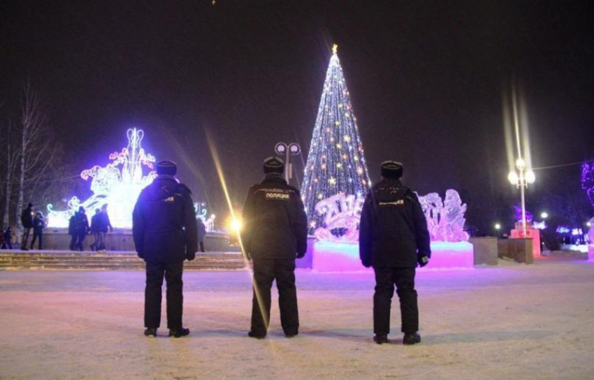 Стало известно, сколько полицейских охраняли Деда Мороза и Снегурочку в Волгограде