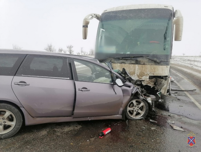 Пассажирский автобус попал в ДТП под Волгоградом