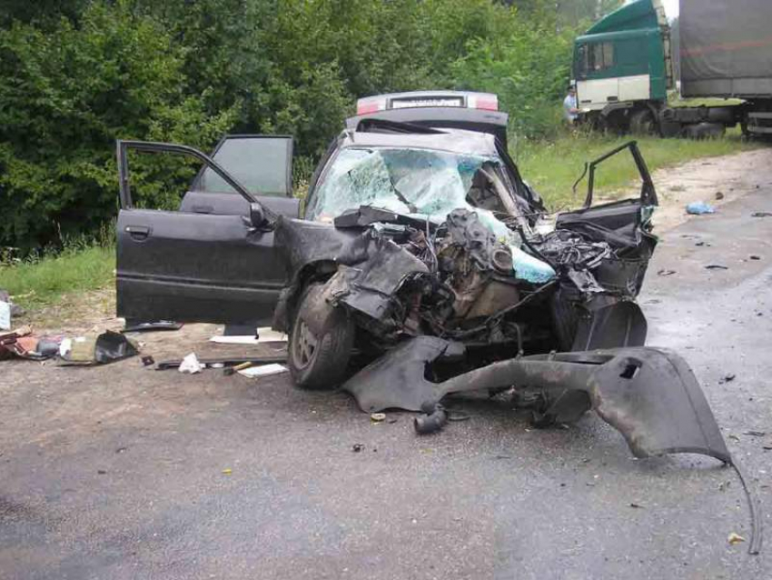 В Ворошиловском районе грузовик протаранил легковушку