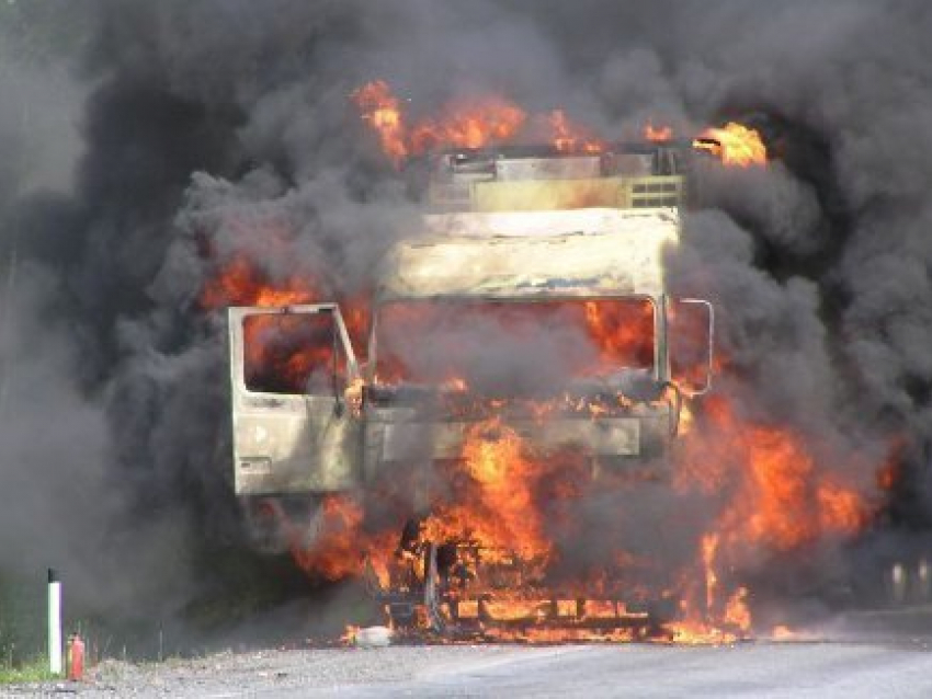На трассе под Волгоградом сгорел грузовик MAN