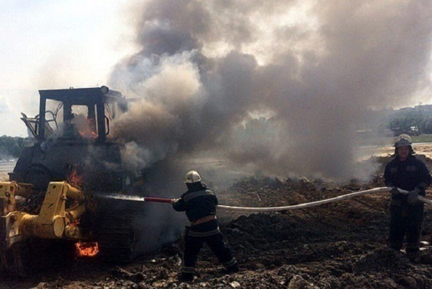 Бульдозер загорелся рано утром на западе Волгограда