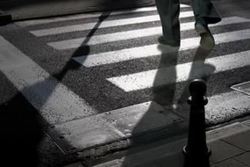 В центре Волгограда водитель на Mitsubishi сбил 64-летнюю пенсионерку