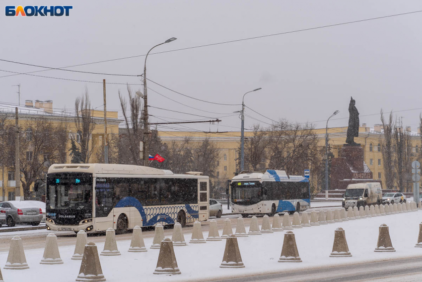 Массовые ДТП и снежные заторы остановили Волгоград в вечерний час-пик