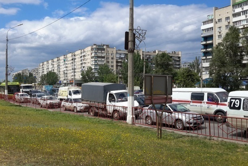 ДТП на юге Волгограда «закрыло» автомобилистов в пробке