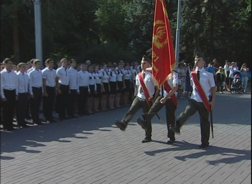 Школьники Волгограда заступили на юбилейную 50-ю Вахту памяти