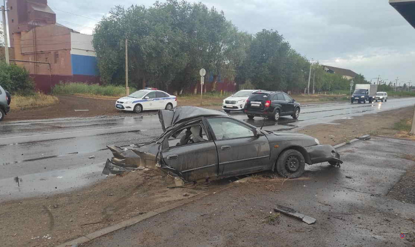 Под Волгоградом автомобиль раскололо на части: парень погиб на месте