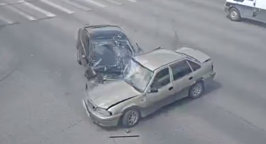 Новорожденная пострадала в шок-ДТП в Волжском: жуткое видео 