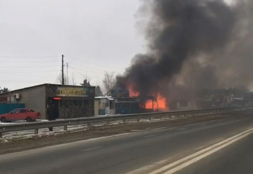 На видео попал сильный пожар в придорожном кафе под Волгоградом