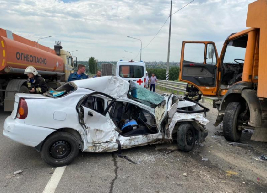 Стало известно о состоянии женщины-водителя, попавшей в ДТП с грузовиком в Волгограде, где погиб ее 6-летний ребенок