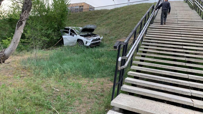 Автомобиль слетел с моста в Волгограде: ребёнок и водитель пострадали 