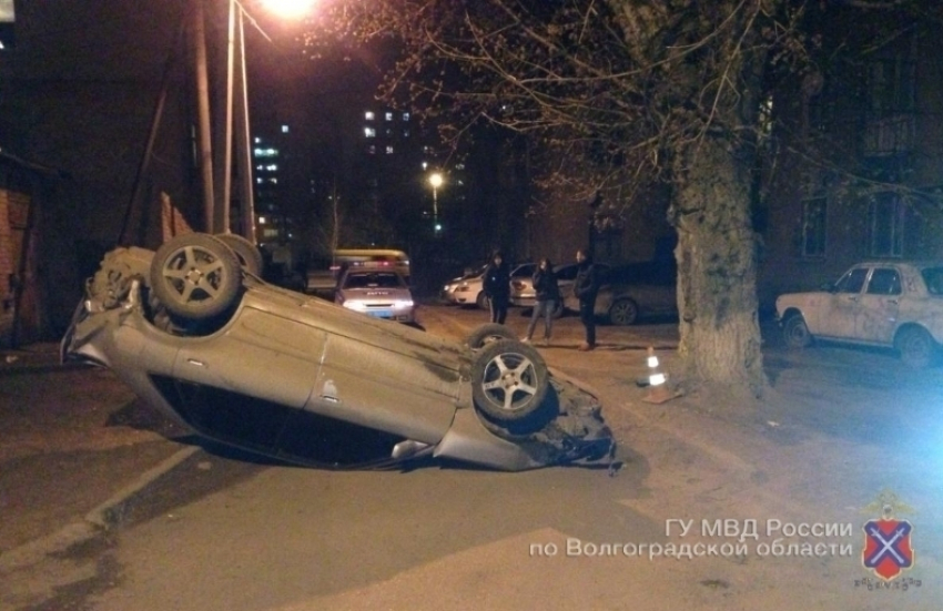 На юге Волгограда Toyota протаранила дерево и перевернулась