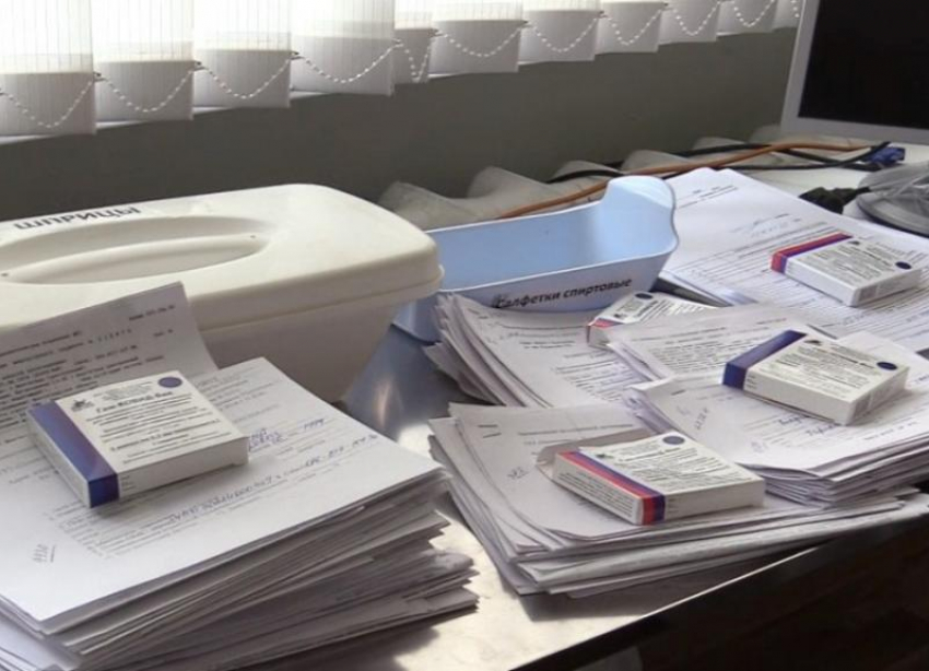 За подделку ковидных сертификатов без вакцинации задержали 21-летнюю врача в Волжском
