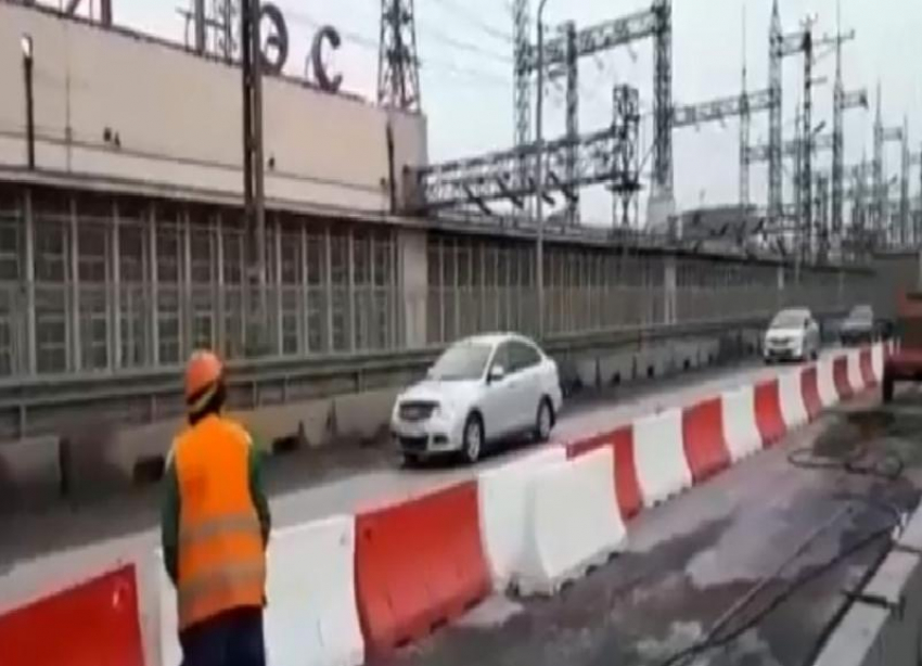 Начало ремонта на мосту через Волжскую ГЭС попало на видео