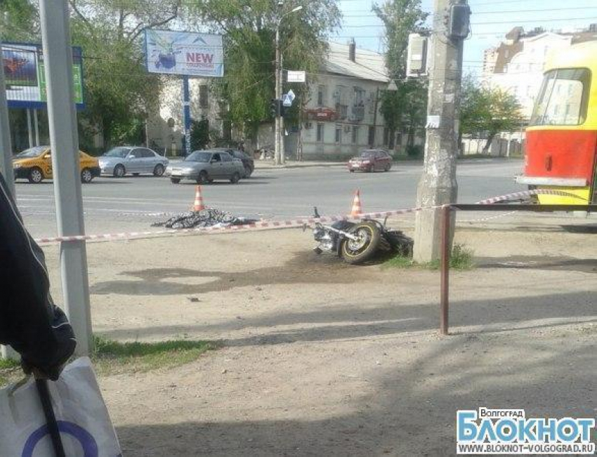 В Волгограде мотоцикл въехал в троллейбус: 1 погиб, 1 в реанимации