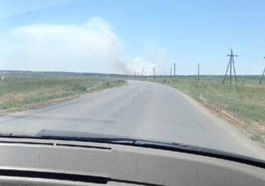 Столб дыма напугал водителей на трассе под Волгоградом