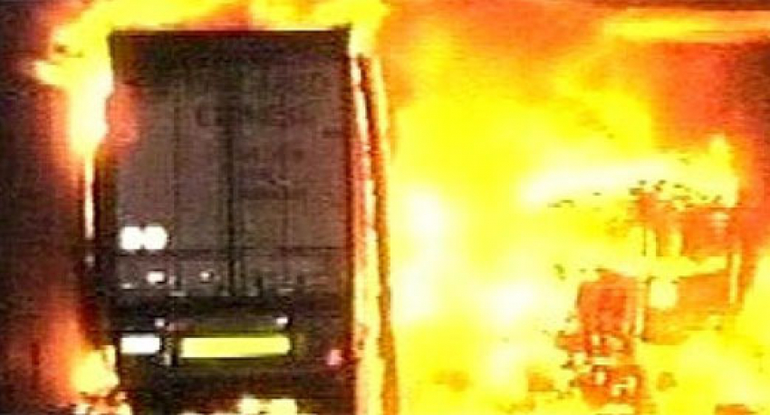 На стоянке ООО «Волгоград-Знак» неизвестные подожгли сразу 3 грузовика