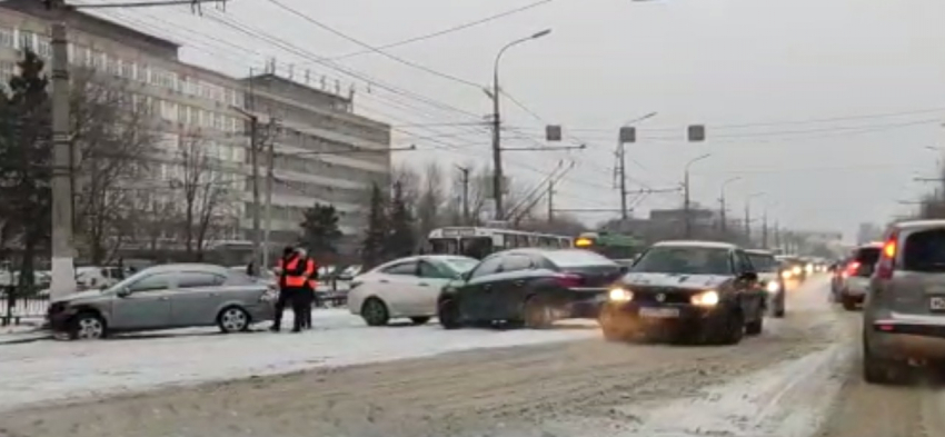 В Волгограде остановили движение троллейбусов на проспекте Ленина