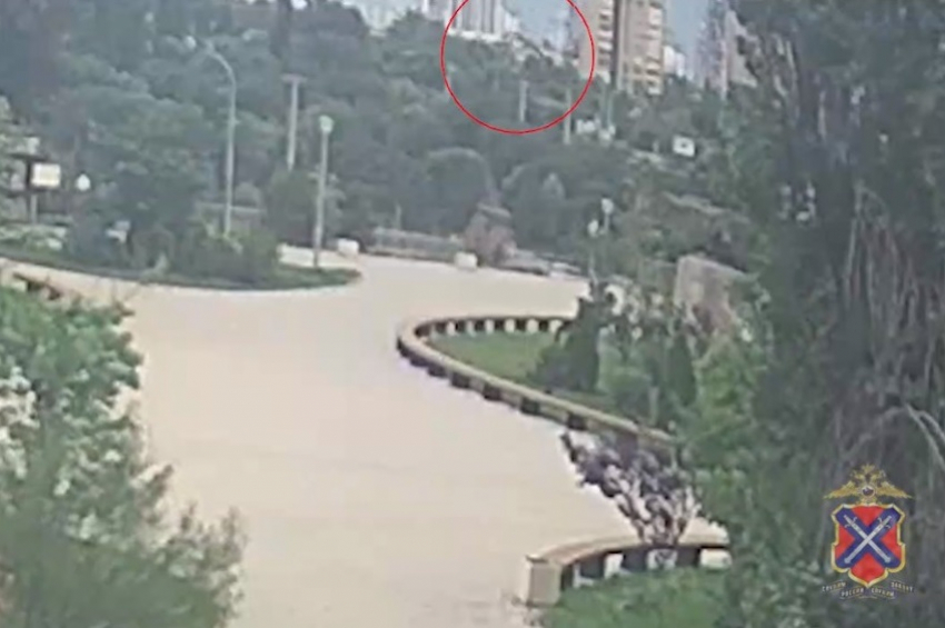 Свидетелей шок-падения фанеры на прохожего с летальным исходом ищут в Волгограде следователи