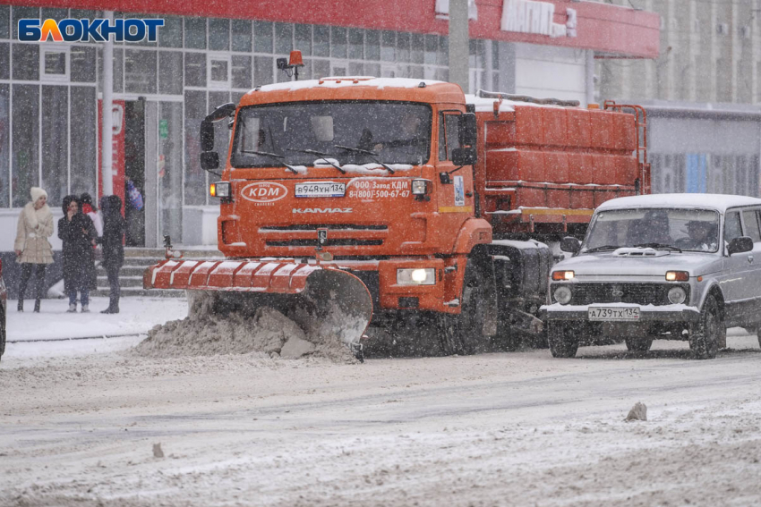 Волгоградцев возмутил странный способ борьбы со снегом в городе 