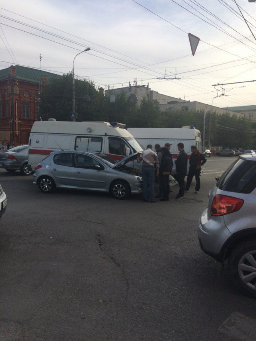 В Волгограде возле гостиницы скорая помощь попала в ДТП