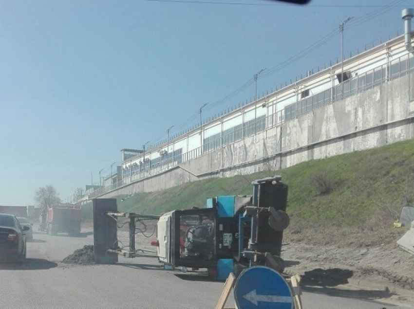 Трактор перевернулся во время ремонтных работ в Волгограде 