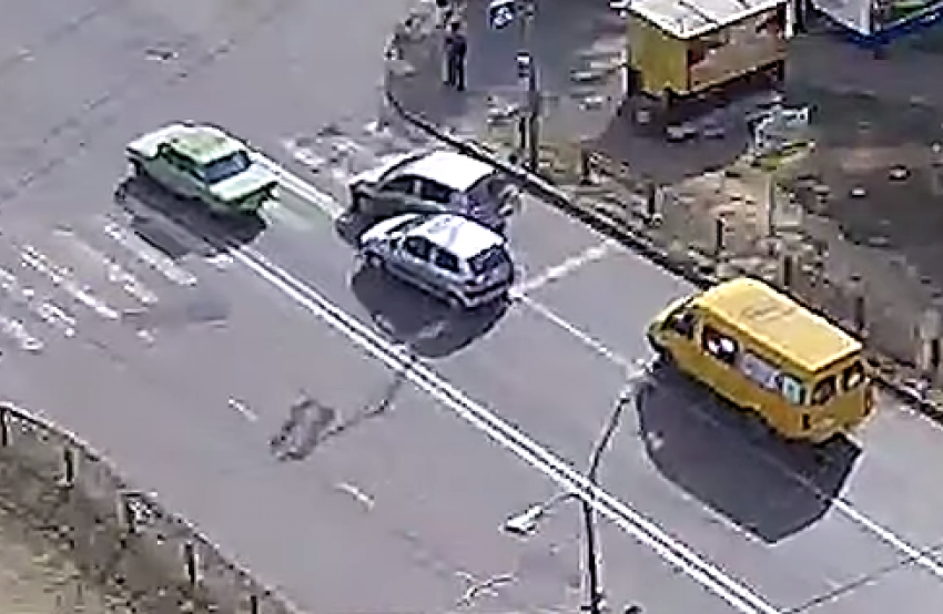 Разборка двух водителей в Волжском попала на видео