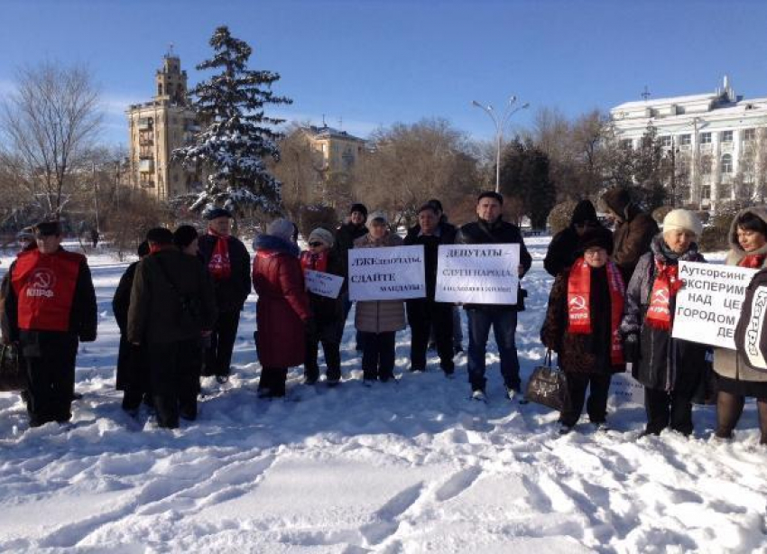 Волгоградцы вышли на митинг против аутсорсинга с лозунгом «Лжедепутаты сдайте мандаты» 