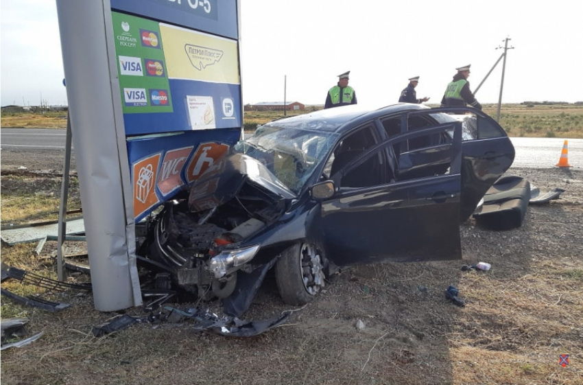Toyota влетела в АЗС под Волгоградом: одна погибла, трое детей и водитель в больнице