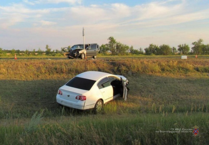 В лобовом столкновении Volkswagen и Renault под Волгоградом 1 человек погиб, 2 пострадали