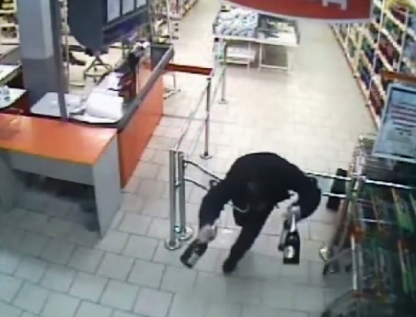 Молодой «Золушка» из Волгограда разбил шампанское и потерял кроссовки при попытке скрыться от охраны