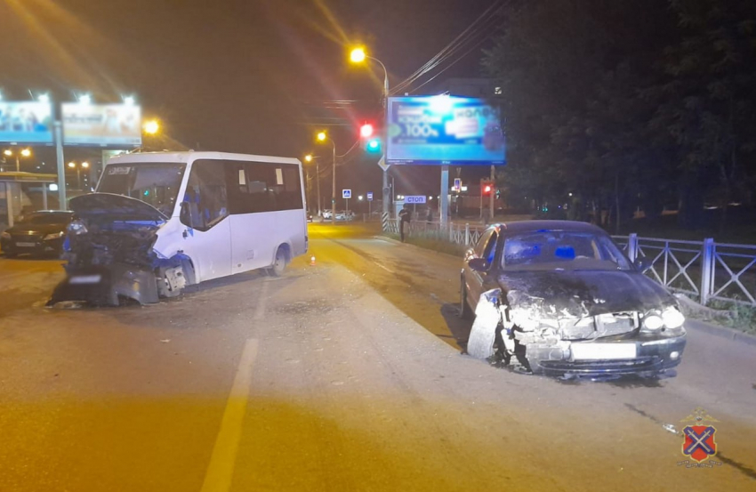 Эпичное ДТП: маршрутку и Jaguar с водителем без прав жестко разнесло в Волгограде 