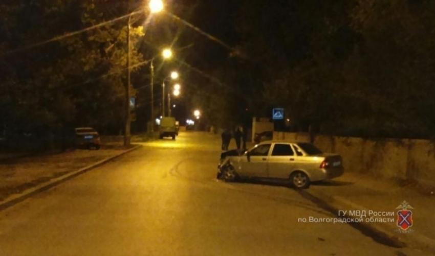 На севере Волгограда ВАЗ-21703 протаранил кирпичный забор: 2 пострадали