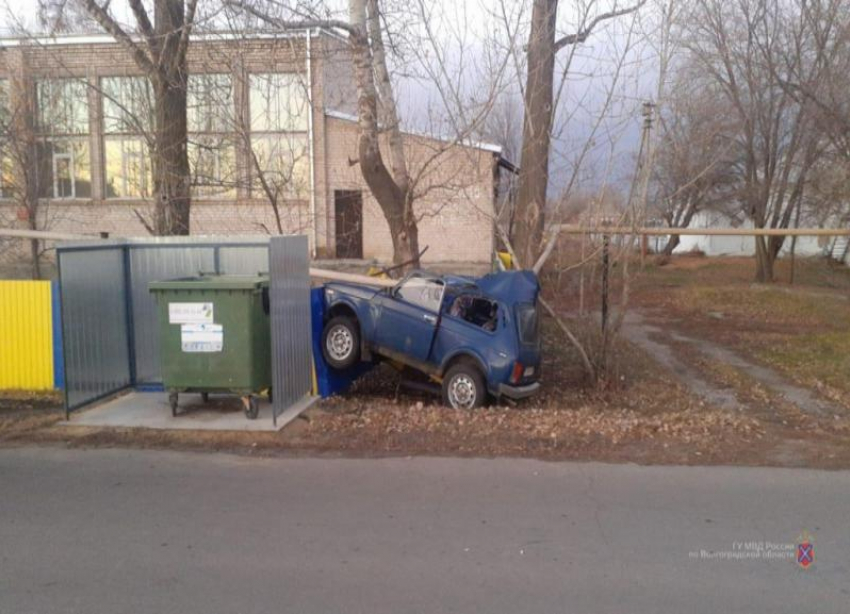 «Нива» врезалась в газовую трубу в Волгоградской области: погиб водитель