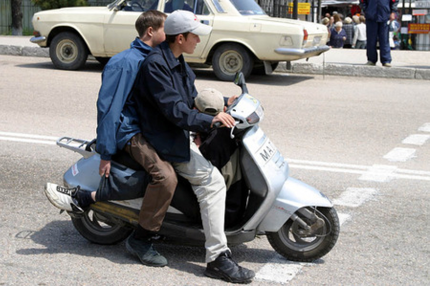 В Камышине школьники на мопеде сбили сотрудника ДПС