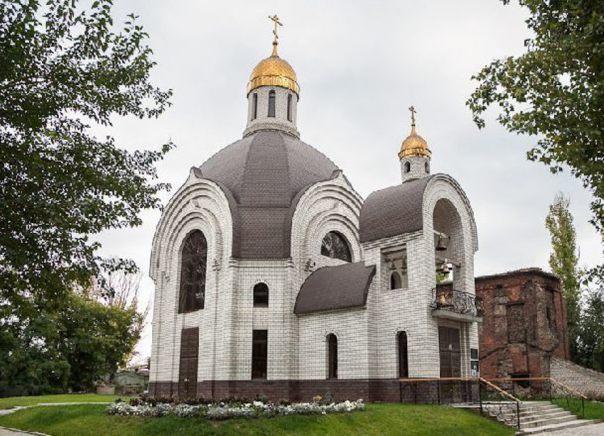 Молитвы не прекращаются в арестованном храме Георгия Победоносца в Волгограде