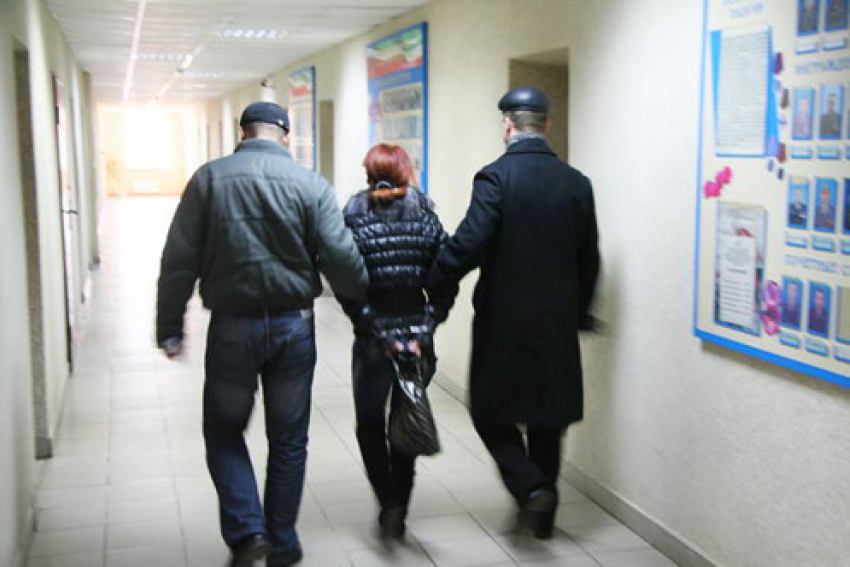 За ложный донос и оскорбление полицейских в Волгограде будут судить охранницу ЧОПа