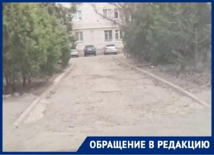 Таксисты отказываются ехать на эту жуткую дорогу в Волгограде