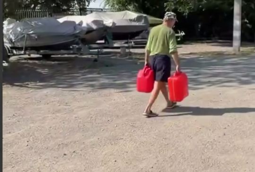 Новый признак перспективных мужчин нашли волгоградки: у него есть канистры с бензином