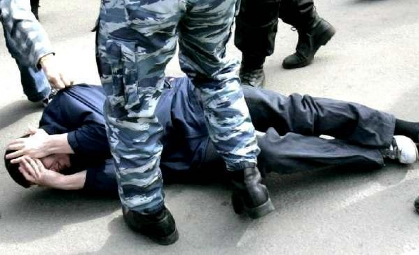 Волгоградскому полицейскому грозит до 10 лет за насилие над задержанным