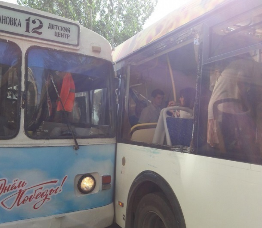 Сильное столкновение автобуса «Питеравто» и троллейбуса произошло в центре Волгограда