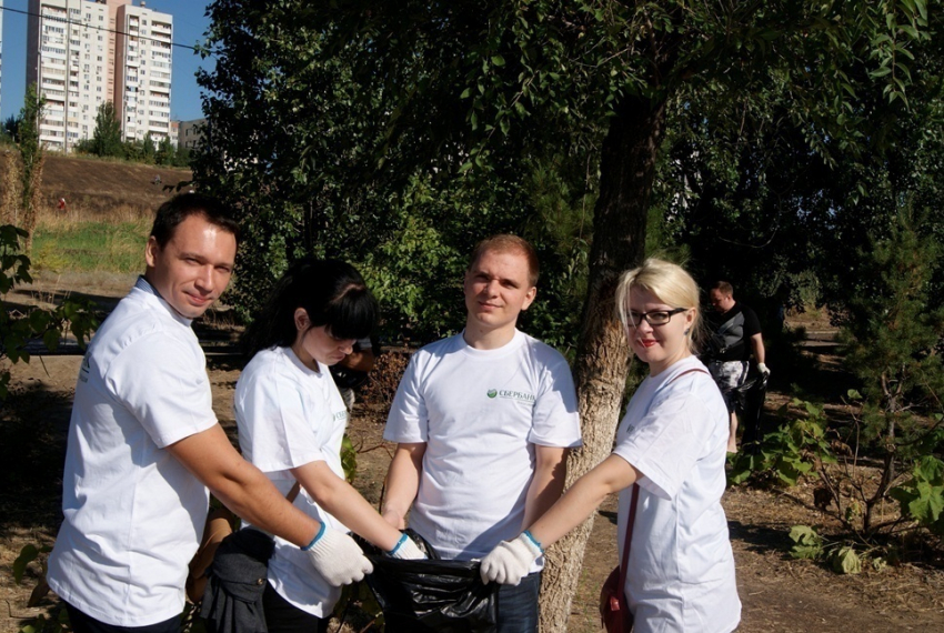 Сотрудники Поволжского Сбербанка в Волгограде приняли участие во всероссийском экологическом субботнике