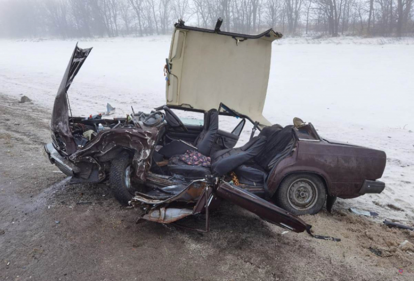 Под Волгоградом на федеральной трассе разбились две легковушки