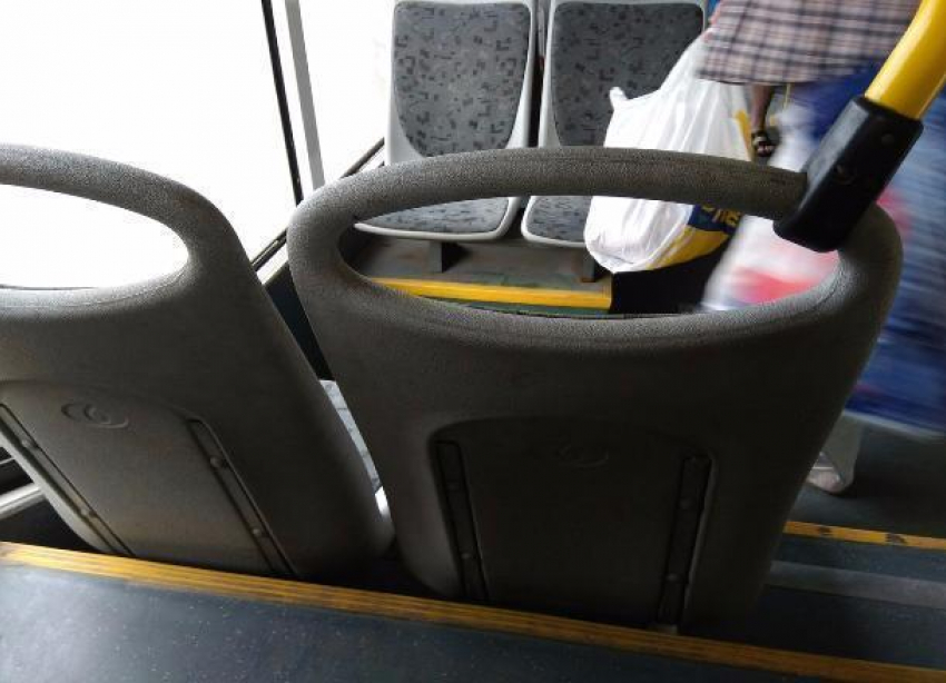 Волгоградцы жалуются на грязь в салонах новых автобусах