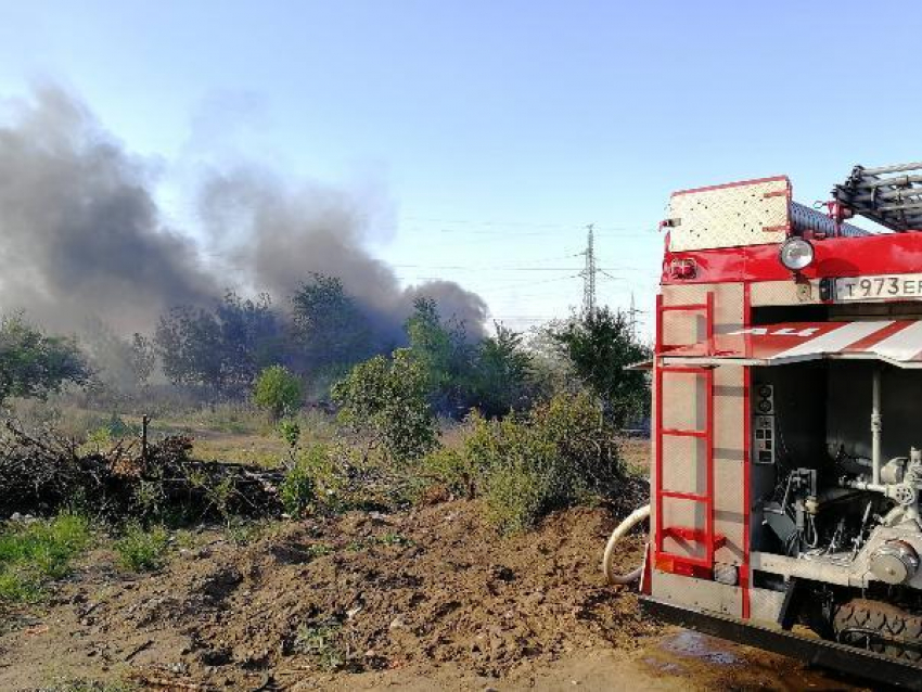 Ещё один крупный пожар в Волжском: огонь угрожает заправочной станции