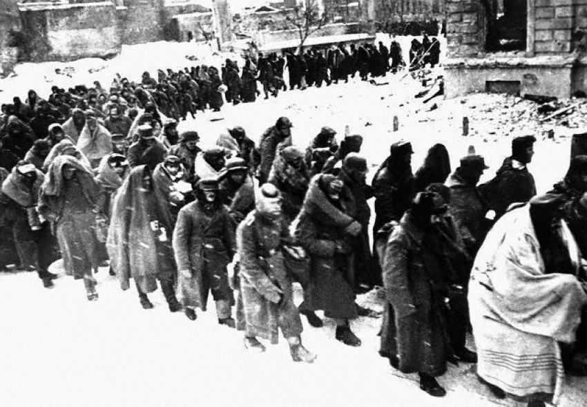 25 января 1943 года - Гитлер потребовал от своей армии под Сталинградом сражаться до последнего