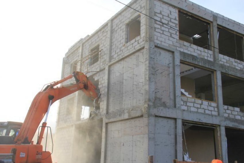 В Волгограде сносят незаконно построенный многоквартирный дом 