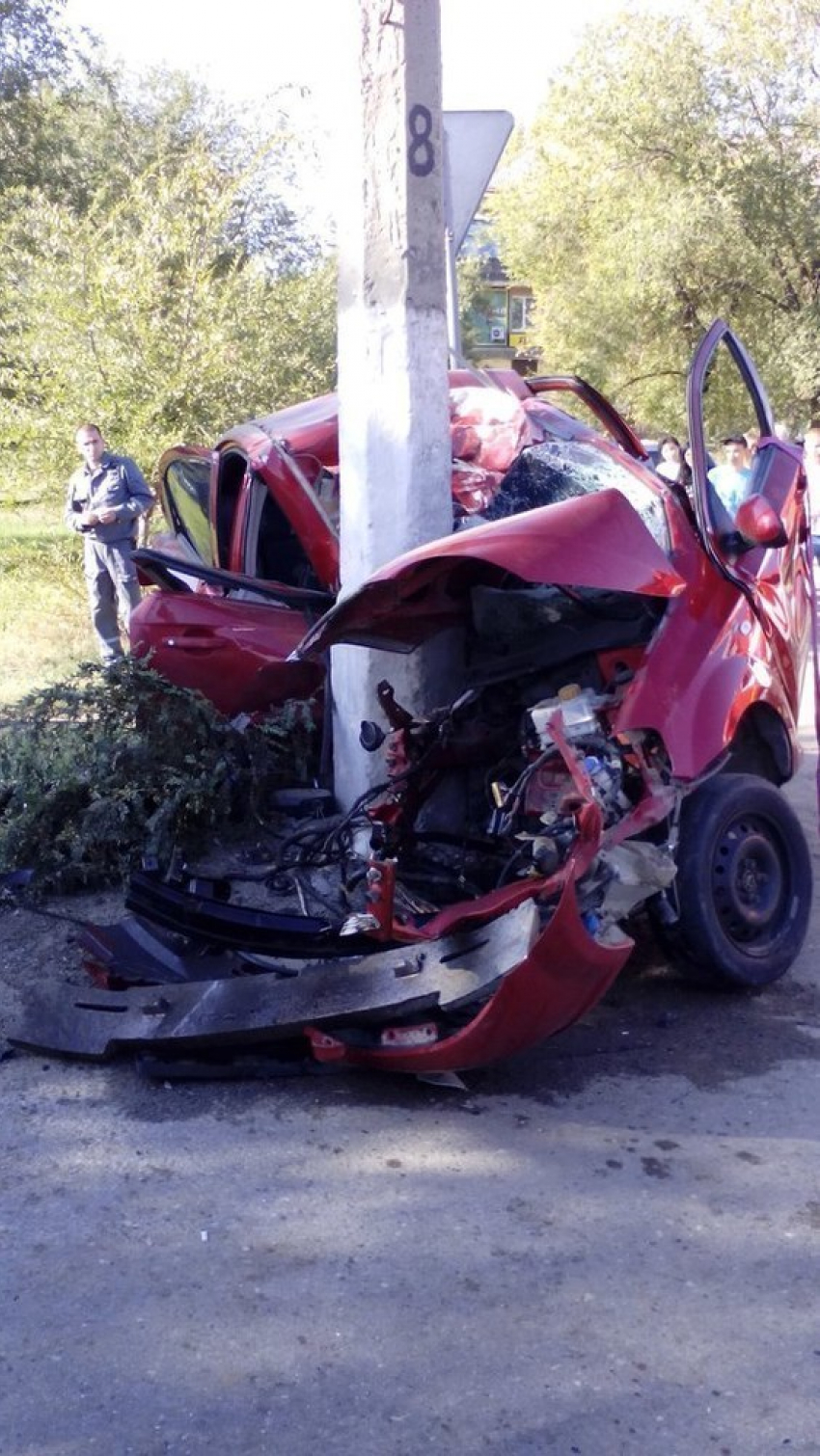 На юге Волгограда Chevrolet врезался в столб: авто разрезало пополам